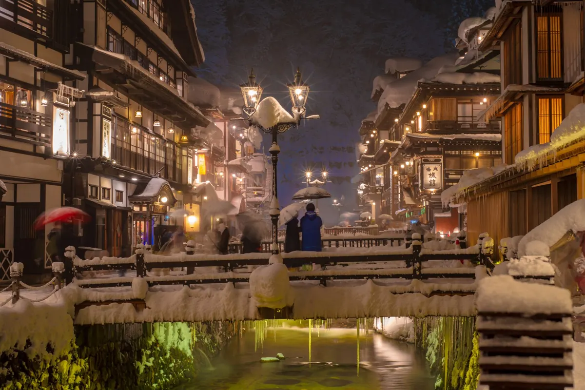 雪の夜の温泉街